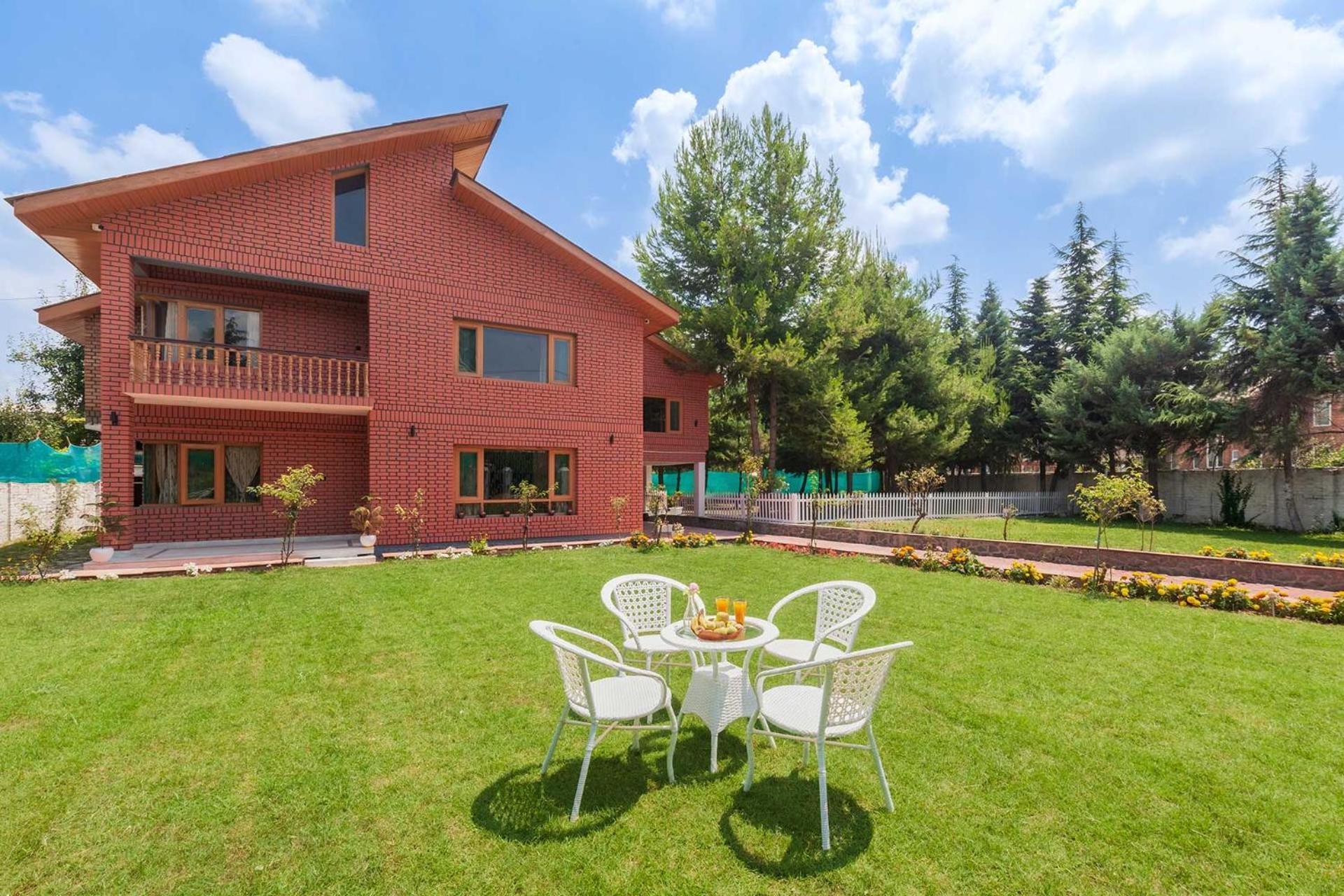 Stayvista At Pinewood Villa - Pet Friendly Villa With Lawn & Pool Table Srīnagar Exterior foto