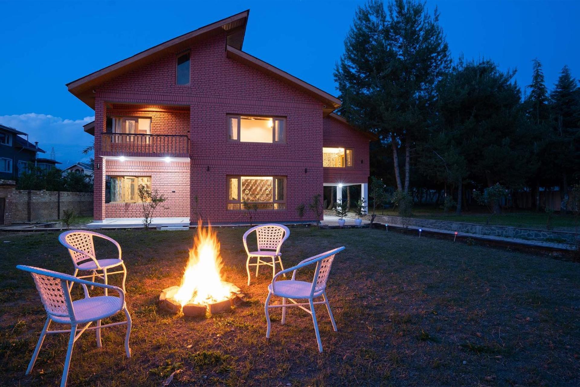 Stayvista At Pinewood Villa - Pet Friendly Villa With Lawn & Pool Table Srīnagar Exterior foto