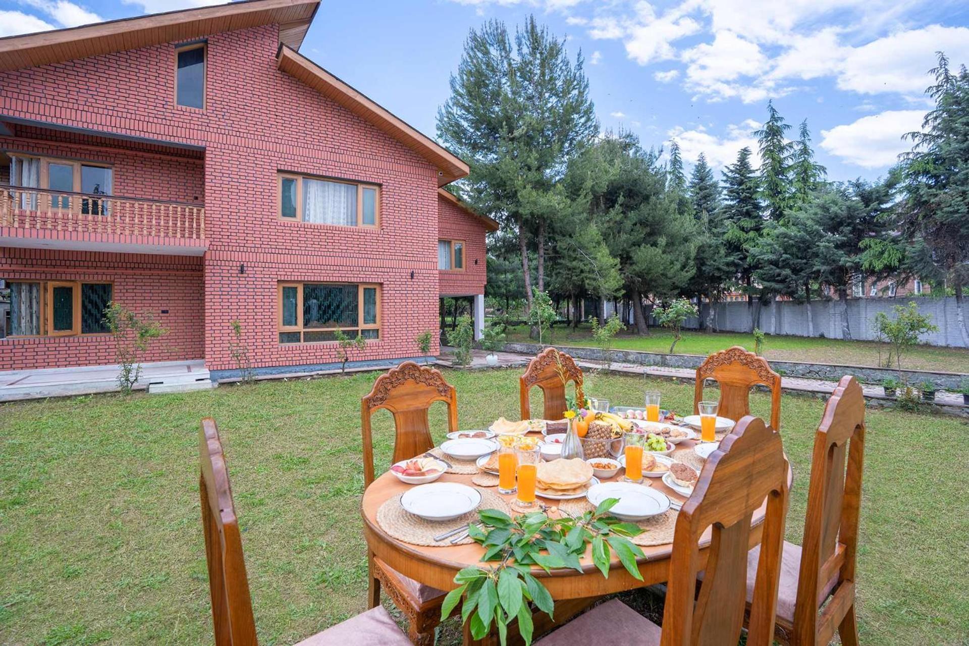 Stayvista At Pinewood Villa - Pet Friendly Villa With Lawn & Pool Table Srīnagar Exterior foto